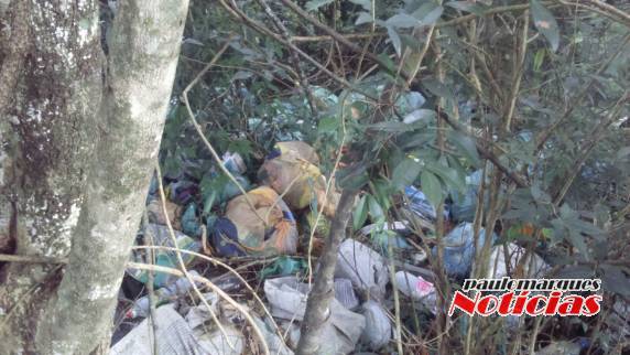 Moradores do
bairro Carolina pedem providências com lixo clandestino - foto 5