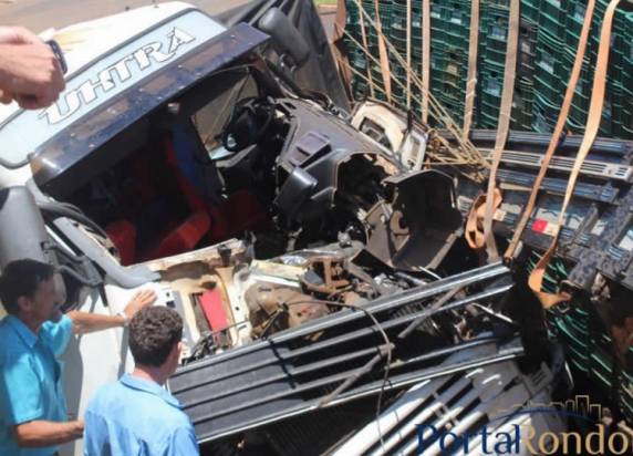 Caminhão
com placas de Miraguaí se envolve em engavetamento no Paraná - foto 3