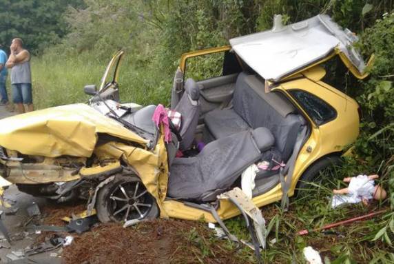 Gol com placas de Joinville perdeu o controle do veículo, aquaplanou e acabou invadindo a pista contrária