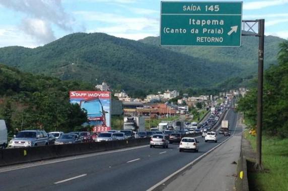 Segundo a PRF, local onde garoto atravessava fica próximo a passarela