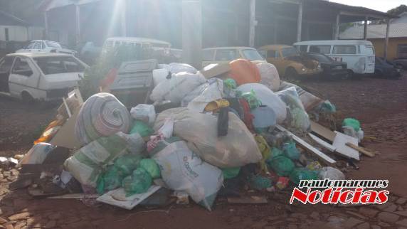 Acumulo de lixo
na rua Buricá deixa moradores do bairro Oriental indignados - foto 2