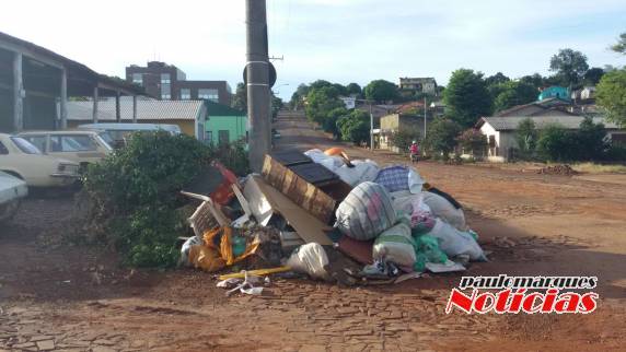 Acumulo de lixo
na rua Buricá deixa moradores do bairro Oriental indignados - foto 3