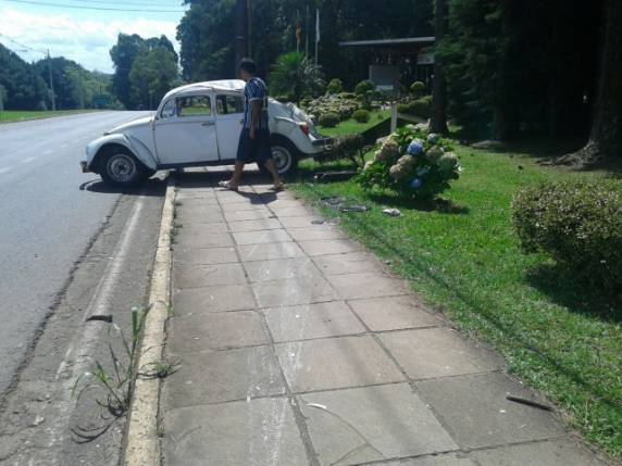 Carro capota próximo ao posto da PRF em Passo Fundo - foto 3