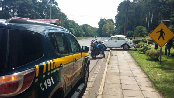 Carro capota próximo ao posto da PRF em Passo Fundo - foto 2