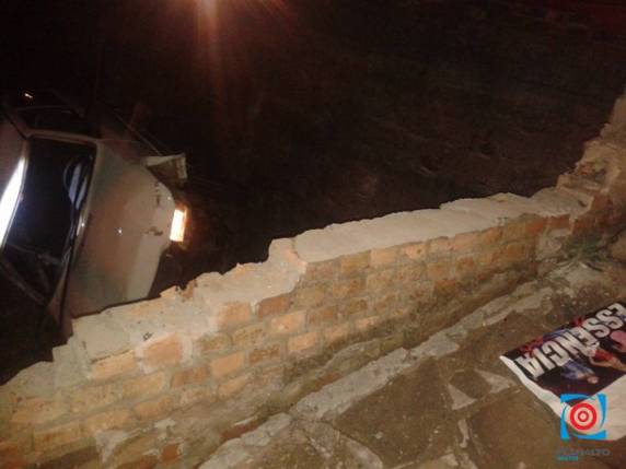 Carro despenca de uma altura de três metros no centro de Passo Fundo - foto 4
