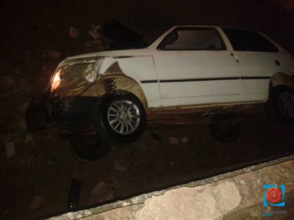 Carro despenca de uma altura de três metros no centro de Passo Fundo - foto 2
