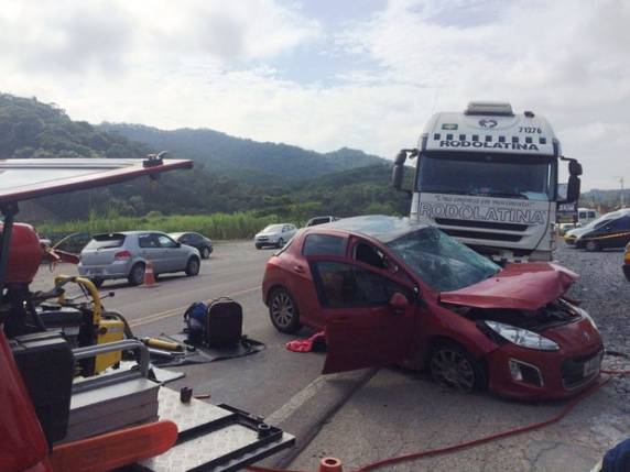 Conforme 

PRF, carro do RS foi atingido por caminhão ao tentar cruzar pista