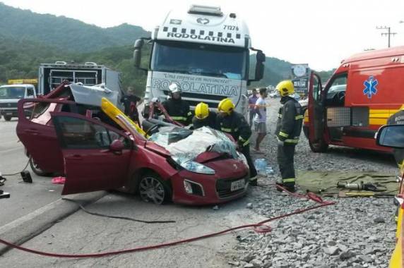 Conforme 

PRF, carro do RS foi atingido por caminhão ao tentar cruzar pista