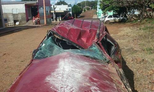 Caminhoneta ficou parialmente destruída após capotar na estrada que liga Tiradentes do
Sul a Crissiumal - foto 2