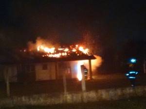 Casa de suspeito de raptar e abusar de criança é incendiada. Homem foi preso - foto 3