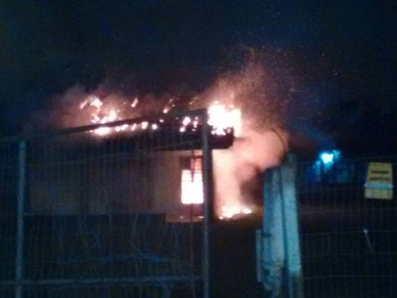 Casa de suspeito de raptar e abusar de criança é incendiada. Homem foi preso - foto 2
