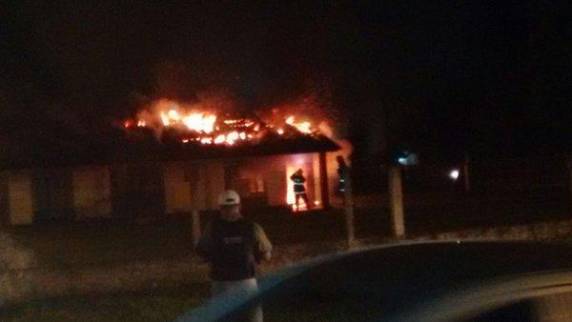 Casa de suspeito de raptar e abusar de criança é incendiada. Homem foi preso - foto 7