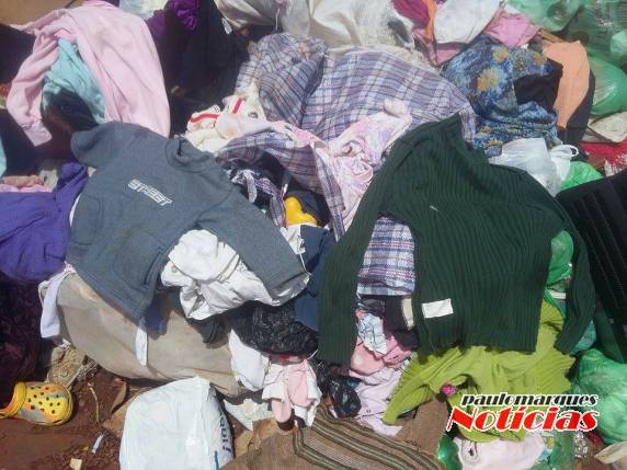 Roupas estão em meio ao lixo na rua Buricá em Três de Maio