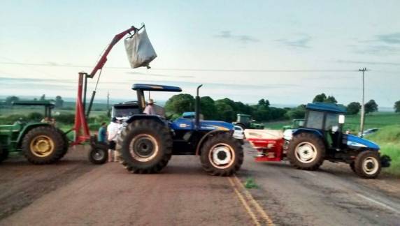 Protesto é de moradores da localidade de Esquina do Ivaí