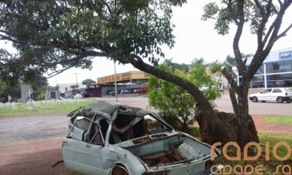 Veículo de campanha de prevenção abandonado acumula água, e preocupa
comunidade em Santo Ângelo - foto 3