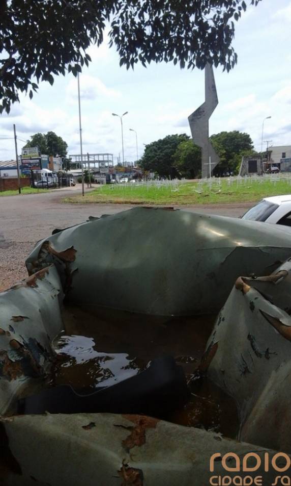 Veículo de campanha de prevenção abandonado acumula água, e preocupa
comunidade em Santo Ângelo - foto 2
