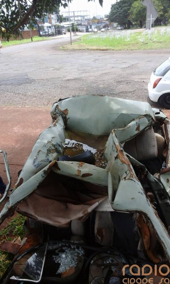 Veículo de campanha de prevenção abandonado acumula água, e preocupa
comunidade em Santo Ângelo - foto 4