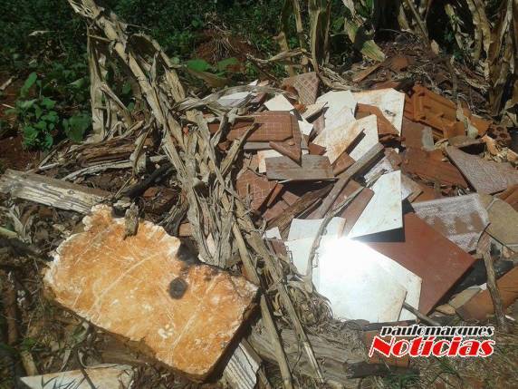 Moradores da rua Santa Clara reclamam de depósito de lixo clandestino - foto 2