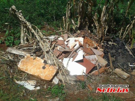 Moradores da rua Santa Clara reclamam de depósito de lixo clandestino - foto 3