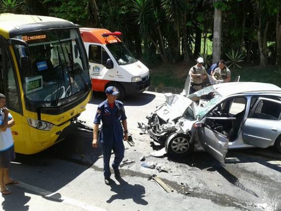 Automóvel bateu de frente em veículo executivo no Rio Vermelho, no Norte