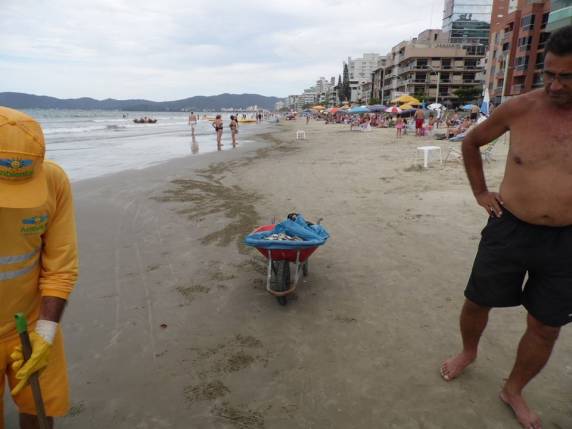 Descarte de embarcações pesqueiras
provoca aparecimento de peixes mortos na Orla da Meia Praia - foto 4