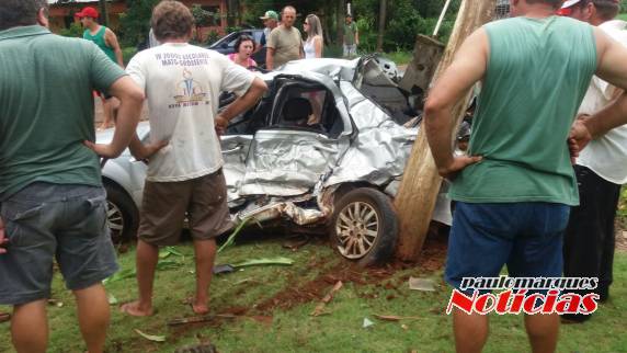 Condutor de um automóvel morreu no local