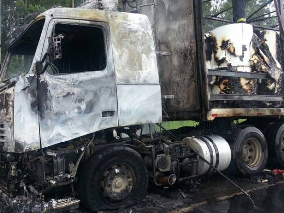 Bombeiros não sabem informar causas do incêndio; motorista não se feriu