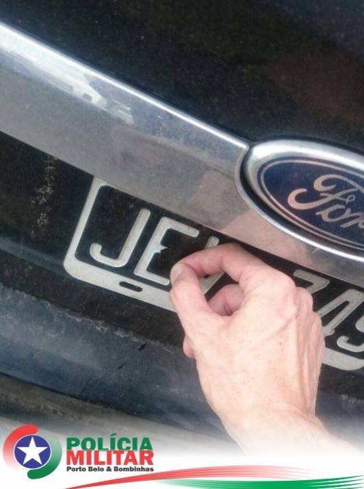 Polícia Militar de Porto Belo e Bombinhas prende estrangeiro com fita isolante na placa do carro - foto 2