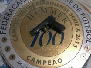 Polícia investiga imagem que mostra suposta taça
do Catarinense furtada - foto 3