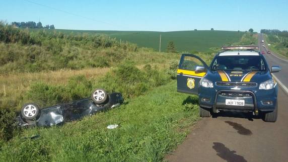 Motorista perde controle e capota na BR 285 - foto 3