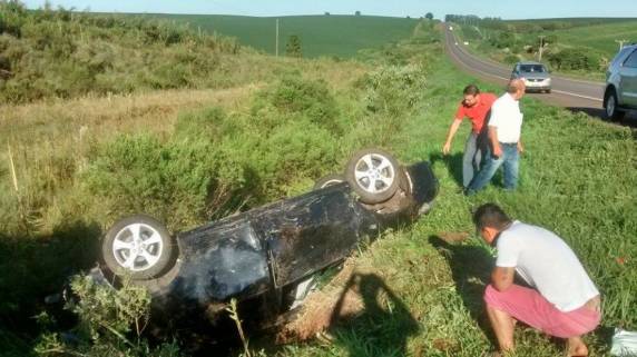 Motorista perde controle e capota na BR 285 - foto 2