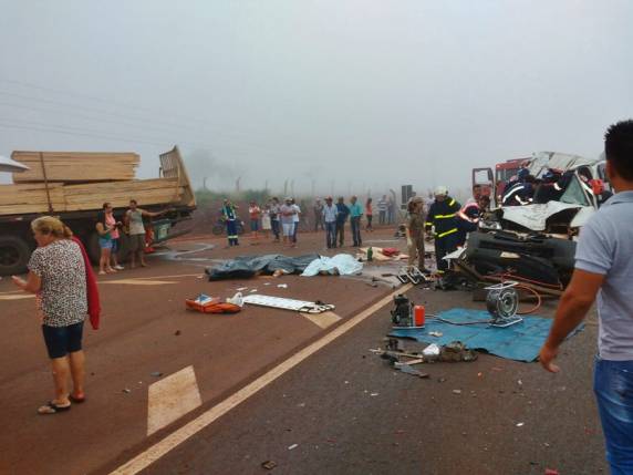 Grave acidente deixa cinco mortos e quatro feridos na PR-317 - foto 5