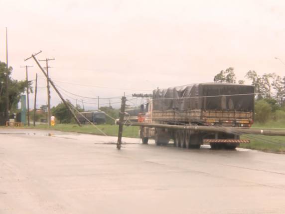 Temporal deixa milhares de clientes sem luz na Fronteira Oeste do RS - foto 2