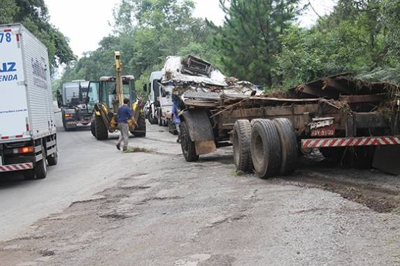 Caminhão tomba 

na ERS-400 e deixa dois mortos - foto 2