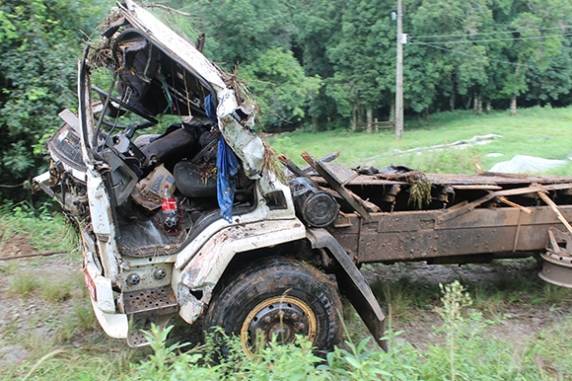 Caminhão tomba 

na ERS-400 e deixa dois mortos - foto 4