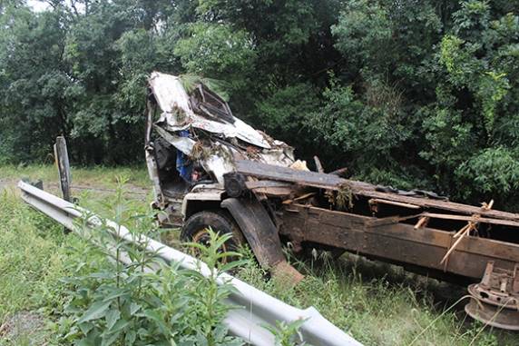 Caminhão tomba 

na ERS-400 e deixa dois mortos - foto 3