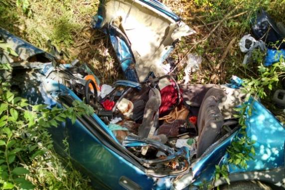 Veículo com placas de Gramado ficou completamente destruído após colidir em uma árvore