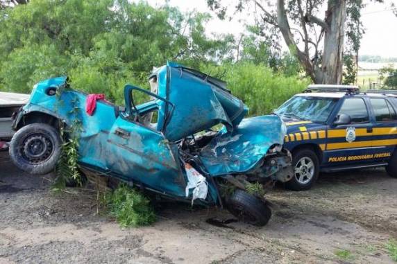 Veículo com placas de Gramado ficou completamente destruído após colidir em uma árvore