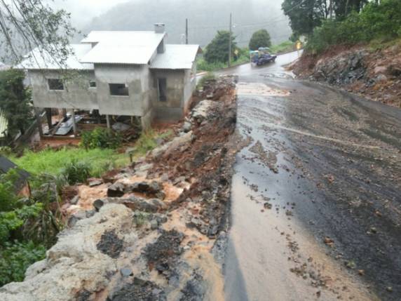 Blumenau registrou deslizamentos; casas foram atingidas na cidade