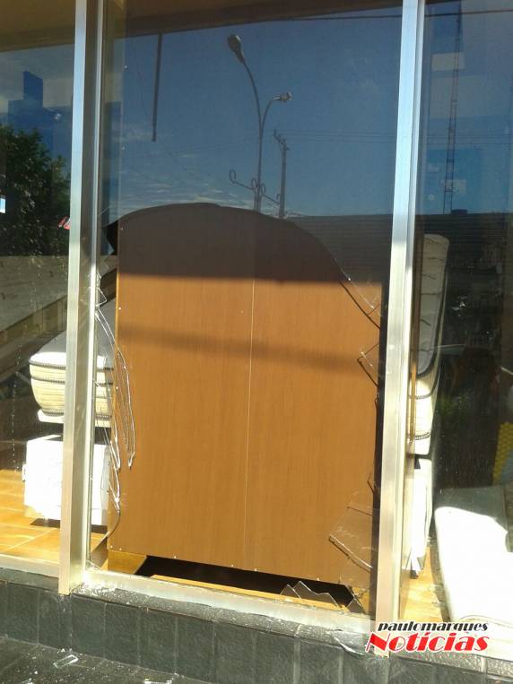 Vitrine de loja é quebrada no centro de Três de Maio - foto 3