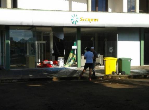 Ladrões arrombam agência do Sicredi de Redentora - foto 2