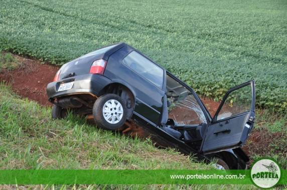 Fiat Uno colidiu em barranco deixando o condutor ferido