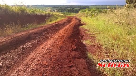 Agricultores estão preocupados com a situação 

das estradas no interior de Três de Maio - foto 2