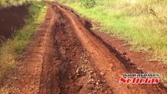Agricultores estão preocupados com a situação 

das estradas no interior de Três de Maio - foto 3