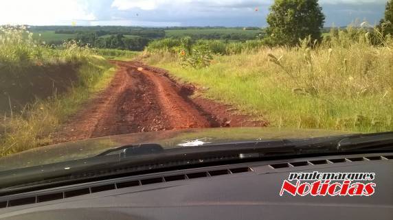 Agricultores estão preocupados com a situação 

das estradas no interior de Três de Maio - foto 5