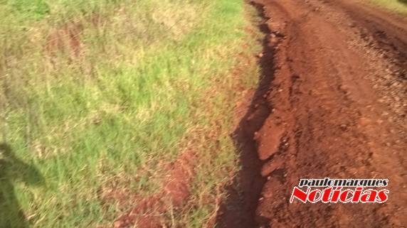 Agricultores estão preocupados com a situação 

das estradas no interior de Três de Maio - foto 4