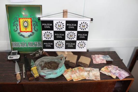 Polícia Civil prende seis homens e apreende adolescente por Tráfico de Drogas em Santiago - foto 2