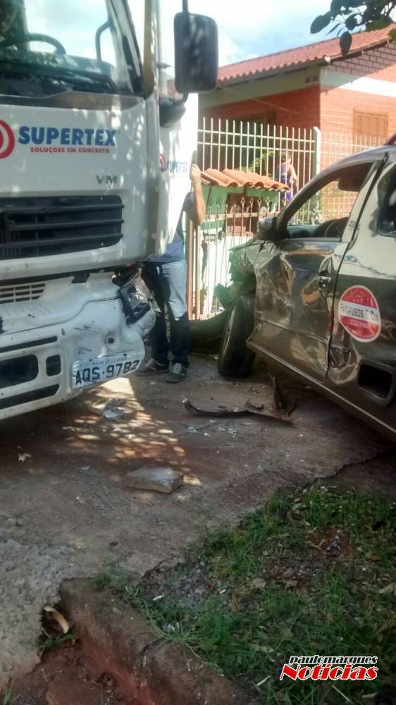 Vídeo: Caminhão desgovernado bate em veículo que atinge muro de residência - foto 2