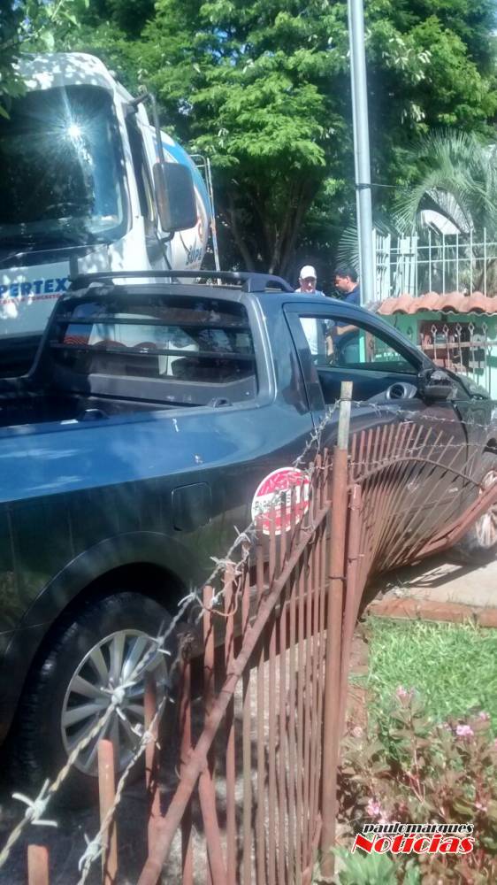 Vídeo: Caminhão desgovernado bate em veículo que atinge muro de residência - foto 3
