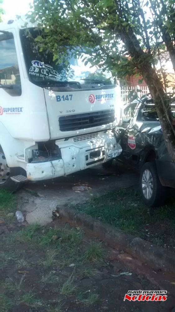 Vídeo: Caminhão desgovernado bate em veículo que atinge muro de residência - foto 5